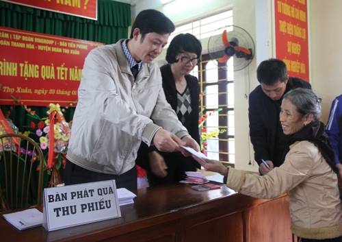 Đ/c Lê Văn Trung - Tỉnh ủy viên,  Bí thư Tỉnh Đoàn Thanh Hoá trao quà cho hộ nghèo huyện Thọ Xuân. 